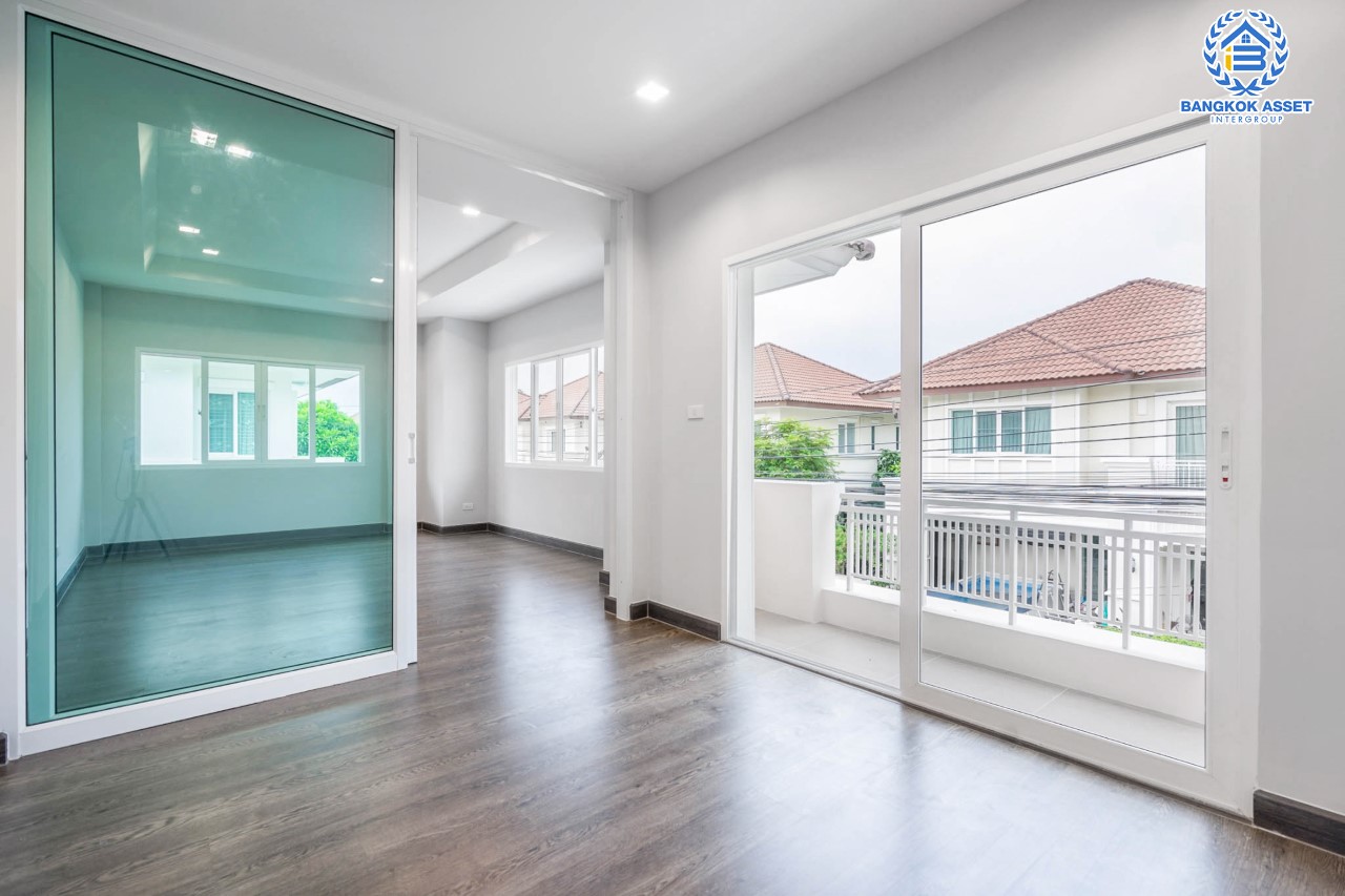 บ้านมือสองตกแต่งใหม่ ดีไซน์ Classic แบรนด์ AP ม.เดอะเซนโทร รัตนาธิเบศร์-ราชพฤกษ์  เนื้อที่ 50.8 ตร.ว. ฟังก์ชันจัดเต็ม 3 ห้องนอน 3 ห้องน้ำ จอดรถได้ 2 คัน บนทำเลศักยภาพ เชื่อมต่อหลายเส้นทางทั้ง ถ.ราชพฤกษ์ ,ถ.รัตนาธิเบศร์ และถ.กาญจนาภิเษก และเพียง 5 นาทีถึงรถไฟฟ้า "สถานีบางพลู"...